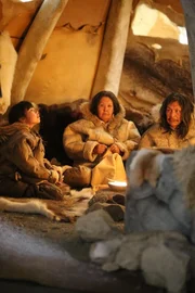 Im Winter tragen die Inuit M&auml;ntel aus Rentierfell. Das Fell ist auf der Innenseite und liegt direkt auf der Haut. Wenn sie lange im Freien sind, tragen sie dar&uuml;ber noch einen Mantel mit Robbenfell auf der Au&szlig;enseite.
