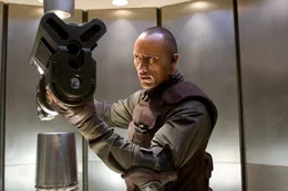 Mit schwerem Gesch&uuml;tz k&auml;mpft Sarge (Dwayne "The Rock" Johnson) gegen Monster aus dem All ...