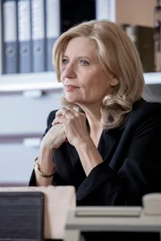 Sabine Postel als Rechtsanwältin Isa von Brede.
