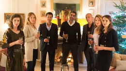 Vier T&ouml;chter und drei Schwiegers&ouml;hne (von links nach rechts): S&eacute;gol&egrave;ne (&Eacute;milie Caen), Laure (&Eacute;lodie Fontan), Chao (Fr&eacute;d&eacute;ric Chau), David (Ary Abittan), Rachid (Medi Sadoun), Isabelle (Fr&eacute;d&eacute;rique Bel) und Odile (Julia Piaton).