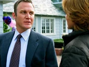 Deacon (Terry Serpico) steht unter Verdacht, mehrere Kinder missbraucht zu haben. Olivia Benson (Mariska Hargitay) will von ihm die Wahrheit wissen. Deacon (Terry Serpico) steht unter Verdacht, mehrere Kinder missbraucht zu haben. Olivia Benson (Mariska Hargitay) will von ihm die Wahrheit wissen.