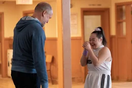 Marcus (Woody Harrelson, l.); Cosentino (Madison Tevlin, r.)