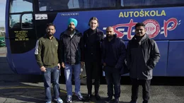 Bei Probefahrten in Kroatien: Ralf Ettenhuber und Indische Busfahrer
