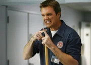 Ist von Dr. Maddox noch nicht angetan: der Hausmeister (Neil Flynn) ...