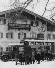 Ein Bus, der Filme der Gruppe KdF "Kraft durch Freude" in ein bayerisches Dorfgasthaus bringt.