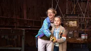 Gertrud Silber (Anna B&ouml;ttcher) und Clarissa (Charlotte) setzen per Fernbedienung einen Verbrecher Schachmatt.