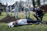 Oskar Schütz ist als Erster mit der Spurensicherung am Leichenfundort des Bräutigams Lars Tretschok. Wer hat den Leichnam in der Jauchegrube versenkt?