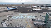 SWR Fernsehen MITTENDRIN - "Mit dem Fahrerausbilder auf dem Vorfeld unterwegs", Blick auf den Frankfurter Flughafen.