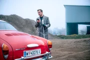 Alexander Haller (Philipp Hochmair) ruft die Kommissarin an, nachdem er und Niko gerade den Vermissten gefunden haben.