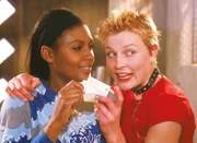 Mareike (Sanna Englund, re.) verlangt von Denise (Edina Robinson), künftig von ihrem eigenen Geld Drogen zu besorgen und nach Reutlitz zu schmuggeln.