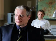 SWR Fernsehen TATORT, "Tödliche Tarnung", am Donnerstag (03.10.13) um 20:15 Uhr. Thorsten Lannert (Richy Müller) verhört den Waffenhändler Victor de Man (Filip Peeters). Die beiden haben noch eine Rechnung miteinander offen und geben sich nun beide betont cool.
