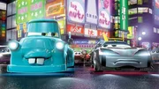 Hook (li.) nimmt in Tokio an einem Autorennenteil. Seine Gegner haben keine Chance.