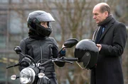 Prof. Patzelt  (Marijam Agischewa, l.) und Herr Berger (Horst Günter Marx, r.) machen ihre erste gemeinsame Spritztour mit dem neuen Motorrad.