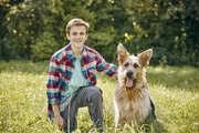 Lino de Greiff als Flori, mit Filmhund Chewakka als Racko.