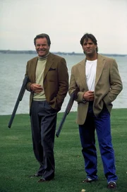 Jonathan (Robert Wagner, l.) und Ronny (Jeff Kaake, r.) vertreiben sich die Zeit beim Tontaubenschießen ...