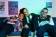 Charlie (Jay Lycurgo, l.), Kelly (Buket Kömür) und Steff (Lewis Gribben, r.) wollen an den plötzlich wieder angesetzten Prüfungen in der Schule teilnehmen.