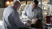 Doc Robbins (Robert David Hall, li.) und Dr. Raymond Langston (Laurence Fishburne) untersuchen die Leiche von Amber Jones (Elizabeth Chomko), die in dem Kofferraum eines Autos gefunden wurde. Pikanterweise handelt es sich um die Geliebte des Kongressabgeordneten Griffin...
