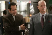 Auf wessen Seite steht der Anwalt Garrett Pric (Larry Miller, r.)? Glaubt er Monks (Tony Shalhoub, l.) äußerst fragwürdige Geschichte?