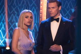 Audrey (Mila Kunis, l.); Sebastian (Sam Heughan, r.)