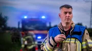 Motorradfahrer nach Unfall am Straßenrand eingeklemmt