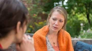 Einen Tag später wird Torben Lutter tot zwischen den Schweinen auf seinem Bio-Bauernhof gefunden. Seine Verlobte Julia Marks (Rebecca Rudolph, r.) ist verzweifelt. Sie und Torben haben den Hof allein geführt. Wie es ohne ihn weitergehen soll, ist nun ungewiss.