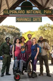 Die Bergf&uuml;hrer Simon (Ulrich Friedrich Brandhoff, hinten Mitte) und Joseph (Bongo Mbutuma, re.) sowie Naturpark-Ranger (Thabo Bopape, li.) mit der Kilimandscharo-Truppe: der &Auml;rztin Anna (Anna Maria M&uuml;he, 2. v. re.), dem querschnittsgel&auml;hmten Ex-Extremsportler Tom (Kostja Ullmann, vorne), dem untrainierten Lehrer Joschka (Simon Schwarz) und seiner 25-j&auml;hrige Tochter Paula (Caroline Hartig).