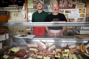 Klaus Mann (re.) und sein Sohn Nils (li.) verkaufen in der Kleinmarkthalle Fleisch und Wurst vom selbst gezüchteten Mangalitza-Schwein. Klaus Mann (re.) und sein Sohn Nils (li.) verkaufen in der Kleinmarkthalle Fleisch und Wurst vom selbst gezüchteten Mangalitza-Schwein.