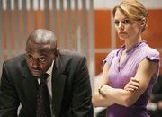 Der berühmte Autor Fletcher Stone fällt während einer Rede um und leidet danach unter schweren Sprachstörungen. Dr. Allison Cameron (Jennifer Morrison, r.) und Dr. Eric Foreman (Omar Epps, l.) stehen vor einem Rätsel.