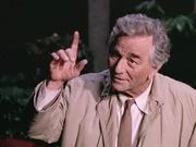 Seine Markenzeichen sind der Knittermantel und sein unübertroffener Spürsinn: Lieutenant Columbo (Peter Falk).
