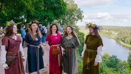 &Uuml;berall im Ostseeraum wird die Mittsommernacht, die Johannisnacht, mit oft sehr unterschiedlichen Ritualen gefeiert. Gesang, Tanz, Feuer und Natur spielen auch in der litauischen Hauptstadt Vilnius eine besondere Rolle.