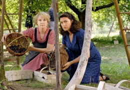 Elsbeth (Claudia Messner) und Clara (Christine Neubauer, re.) schuften als Erntehelferinnen auf einer Kirschplantage.