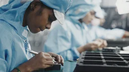 Das Gesicht der Globalisierung: Indische Smartphones in einer chinesischen Firma f&uuml;r eine britische Marke.