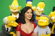 Katy Perry (M.) sorgt für gute Laune bei den Simpsons und ihren Freunden.