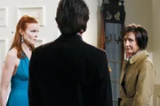 Während der Verlobungsfeier von Orson (Kyle MacLachlan, M.) und Bree (Marcia Cross, l.) erscheint plötzlich Carolyn Bigsby (Laurie Metcalf, r.) im Hause der Van De Kamps und unterstellt Orson vor allen Leuten, seine Frau Alma getötet zu haben ...