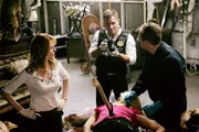 Catherine und Nick finden die vermisste Schauspielerin Weatherly Adams in der Requisitenkammer - mit einer Axt im Rücken.