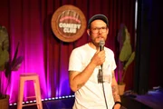 Toby Käp ist Comedian – und schwerhörig. Auf der Bühne thematisiert er seine Behinderung und bringt das Publikum zum Lachen.