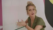 Sarah kostet die Gewächse aus dem "Brutkasten"