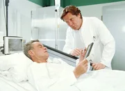 Dr. Stefan Frank (Sigmar Solbach) behandelt in der Waldner-Klinik Herrn von Braun (Horst Buchholz).