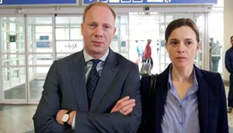 Der Karibik-Urlaub des Patriarchen war ihre Idee: Tochter Martina (Annika Kuhl) und Sohn Peter (Johann von B&uuml;low).