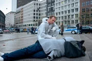 Robert Karow (Mark Waschke) betrachtet am Tatort die Leiche des ehemaligen Politikers Jürgen Weghorst (Philipp Lind, vorne).