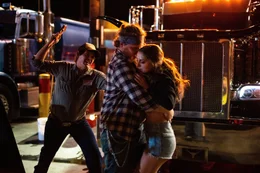 Als Tracy (Caitlin Carmichael, r.) von einem unbekannten Truck-Fahrer (Komparse, M.) angegriffen wird, geht Peter (Lukas Haas, l.) brutal dazwischen.