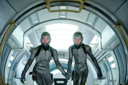 M&uuml;ssen in den Kampf gegen eine hochentwickelte Alienspezies: die Au&szlig;enseiter Ender (Asa Butterfield, r.) und Petra (Hailee Steinfeld, l.) ...