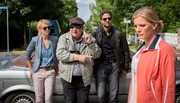 Kristina Katzer (Isabell Gerschke, l.), Werner Lustig (Jaecki Schwar, 2.v.l.) und Lukas Hundt (Oliver Franck,2.v.r.) haben Luise Kanter (Eva Habermann, r.) aufgespürt. Kristina Katzer (Isabell Gerschke, l.), Werner Lustig (Jaecki Schwar, 2.v.l.) und Lukas Hundt (Oliver Franck,2.v.r.) haben Luise Kanter (Eva Habermann, r.) aufgespürt.