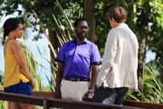 Florence (Joséphine Jober, l.) und Humphrey (Kris Marshall, r.) befragen den Hotelangestellten Irie (Kingsley Ben-Adir, M.). Auch Irie hatte ein Motiv für den Mord. Florence (Joséphine Jober, l.) und Humphrey (Kris Marshall, r.) befragen den Hotelangestellten Irie (Kingsley Ben-Adir, M.). Auch Irie hatte ein Motiv für den Mord.