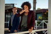 Stascha Novak (Jasmin Gerat) steht unter Schock, Emil (Lenn Kudrjawizki) beobachtet seine Chefin.