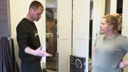 Sarafina (re.) ist nicht begeistert von der Idee mit der Bauchtänzerin am Junggesellenabschied.