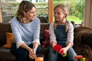 F&uuml;r Johanna (Amely Trinks, re.) ist Sabrina (Julia Becker) ihre Mama.