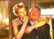 Mareike (Sanna Englund) hat im Wäschereilager auf Jörg (Armin Dallapiccola) gewartet, um sich mit Hilfe der Giftspritze einen Weg zu ihrer Schwester zu bahnen...