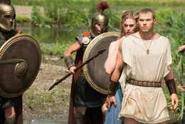 Hebe (Gaia Weiss, 2.v.r.) und Hercules (Kellan Lutz, re.)