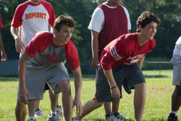 Bereits am ersten Tag an der neuen Schule lernt Ren (Kenny Wormald, l.) den besonnenen Willard (Miles Teller, r.) kennen. Der macht ihm klar, dass das Tanzen im ganzen Ort f&uuml;r Jugendliche streng verboten ist und Verst&ouml;&szlig;e schwer geahndet werden ...